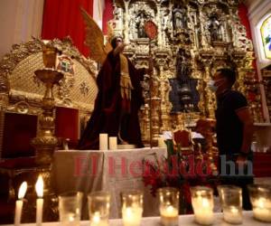 Con la apertura de las iglesias, los fieles asisten a realizar sus súplicas. Fotos: Johny Magallanes / EL HERALDO.