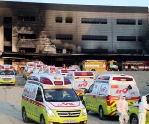 El incendio comenzó temprano en la tarde y cientos de bomberos tardaron varias horas en apagarlo. AP.