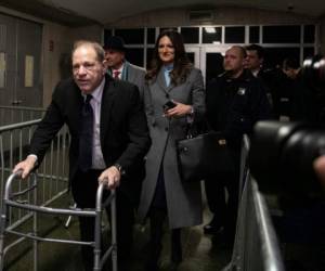 Weinstein, de traje azul, negó con la cabeza y tomó notas para sus abogados. Foto AFP