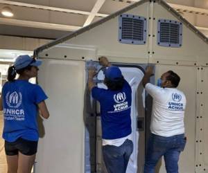 Las casas cuentan con paneles para hacer dormitorios, una puerta con llave y una lámpara LED que proporciona más de seis horas de luz. Foto: ACNUR México.