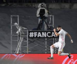 Karim Benzema celebra tras anotar el segundo gol del partido ante el Granada. Foto: AFP