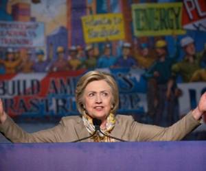 Clinton fue abucheada por algunos manifestantes durante su evento del 5 de Mayo en el East Los Angeles College en Monterey Park, California. (foto: AP)