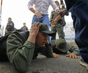 Los cuatro militares bajaron las armas y anunciaron que desertaban, por lo que fueron recibidos del lado colombiano. (Foto: El Comercio)