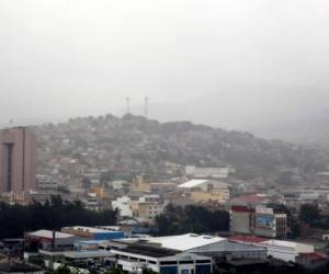 Una foto de referencia del sector de Comayagüela con una tormenta sobre ella.