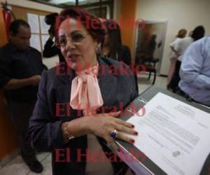 Doris Imelda Madrid, ex comisionada del Instituto de Acceso a la Información Pública (IAIP) entregó la documentación. Foto: Emilio Flores/EL HERALDO