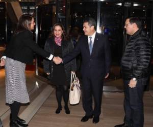 El presidente de Honduras llegó a Madrid junto a su esposa, Ana García de Hernández, y el canciller Lisandro Rosales. Foto: EL HERALDO.