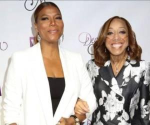 Queen Latifah junto a su madre Rita Owens, durante una alfombra roja. Foto AP