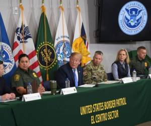 El presidente de los Estados Unidos, Donald Trump, habla durante una mesa redonda sobre inmigración y seguridad fronteriza en la estación de la Patrulla Fronteriza de los Estados Unidos en Calexico. Foto AFP