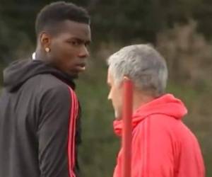 Momento en que Pogba y Mourinho intercambiaban en forma muy seria (FOTO: INTERNET)