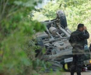 El vehículo volcó y aplastó al agente López. Foto: Cortesía Red Informativa.