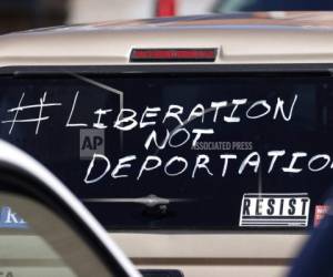 El jueves pasado, el presidente de Guatemala, Alejandro Giammattei, lanzó duras críticas al gobierno de Estados Unidos por deportar a migrantes enfermos del virus y la falta de apoyo para atender la pandemia. Foto: AP.