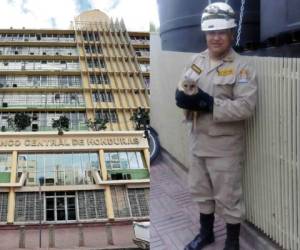 La lechuza decidió conocer el interior del antiguo edificio del Banco Central de Honduras.