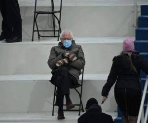 La fotografía del día de la inauguración de un Bernie Sanders desafiante del glamour y con guantes quizás no fue la imagen más halagadora del senador de los Estados Unidos, pero se ha convertido en una notable caridad. Foto: Agencia AFP.