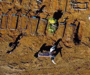 Vista aérea que muestra un ataúd llevado a su tumba en el cementerio Nossa Senhora Aparecida en el barrio de Taruma, en Manaus, Brasil. Foto: Agencia AFP.