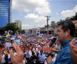 El Presidente hondureño encabezó la 'marcha por la paz'. Foto AFP