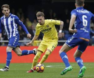 El Alavés se adelantó en la recta final de la primera parte en el Estadio de la Cerámica, cuando el brasileño Rodrigo Ely, en un rechace en un saque de esquina, remató de cabeza desde lejos y su intento sorprendió a todos (minuto 39). Foto: AFP