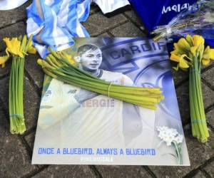 Vista de las flores y bufandas colocadas fuera del estadio de Cardiff City en homenaje a Emiliano Sala, antes del partido de fútbol de la Premier League inglesa entre Cardiff y Bournemouth en el estadio de Cardiff, en Cardiff, Gales, el sábado 2 de febrero de 2019. (Mark Kerton / PA a través de AP).