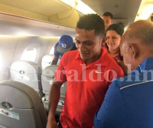 Ñangui Cardona en el avión que viajó la Selección de Honduras rumbo a México. (Fotos: Ronal Aceituno / Grupo Opsa)