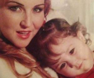 Alicia Villareal junto a su hija Melanie cuando era una bebé. Foto Instagram