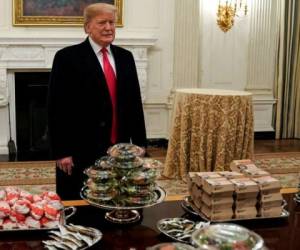 El presidente de Estados Unidos, Donald Trump, recibió esta semana a los jugadores del equipo de football americano universitario Clemson Tigers con pizzas y hamburguesas. (Foto: CiberCuba)