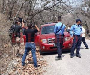 El hombre estaba sentado en el asiento del conductor con sus manos atadas. Foto: Stalin Irías/EL HERALDO