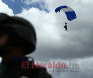 Un total de 15 paracaidistas, de diferentes nacionalidades, hicieron temblar el Estadio Nacional con su impresionante show durante los desfiles patrios del 2019. Fotos: Emilio Flores / EL HERALDO.