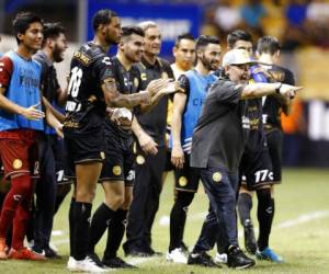 Maradona salió de su banca y se acercó a la cancha para festejar con sus jugadores. (Foto: AP)