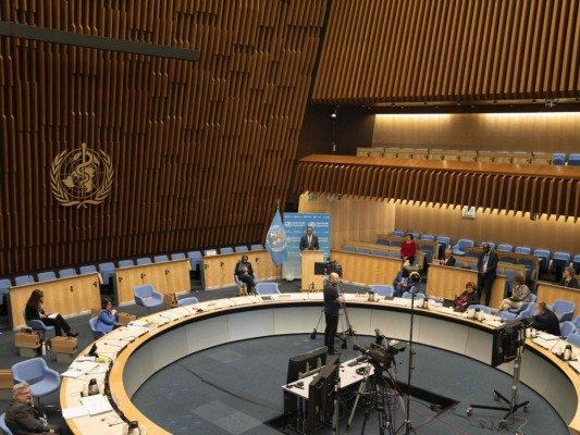 La Organización Mundial de la Salud (OMS) el 18 de mayo de 2020, muestra una vista general de la sala de reuniones de la Organización Mundial de la Salud con el Director General de la OMS, Tedros Adhanom Ghebreyesus. Foto: Agencia AFP.