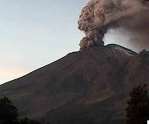 Desde el sábado se pudo registrar la expulsión de varias fumarolas que provocaron la caída de ceniza en los alrededores del volcán. Foto Cenapred| Twitter