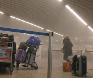 Dos bombas estallaron en el aeropuerto y otra en el metro de Bruselas, foto AP.