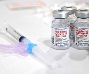 La imagen muestra dosis de la vacuna contra el coronavirus desarrollada por Moderna, en Throop, Pensilvania. Foto: AP.