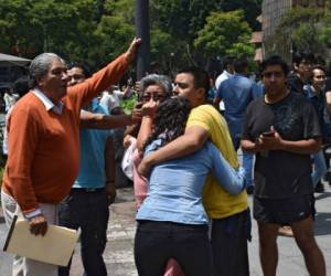 Cientos de personas salieron corriendo de los edificios por la magnitu del sismo. Foto: AFP