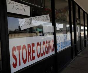 Un negocio con varios letreros en los que anuncia que ha dejado de operar, el miércoles 13 de mayo de 2020, en Niles, Illinois. (AP Foto/Nam Y. Huh).