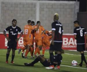 Momento en el que los jugadores de la UPN celebraban el primer gol de su equipo. (Fotos: David Romero / EL HERALDO)
