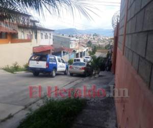 Una patrulla policial frente a la residencia donde esta mañana mataron a dos presuntos delincuentes que habrían ingresado al lugar para robar.