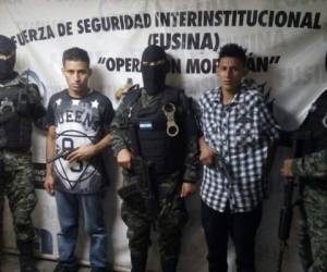 De acuerdo con información extraoficial, los sospechosos se dedicaban a asaltar a los ciudadanos amenazándolos con dichas armas.