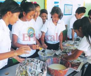 Los estudiantes del Centro de Educación Básica Roger Guillén Bellino durante la elaboración de piñatas.