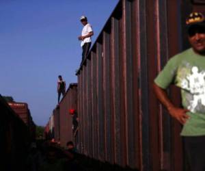 Donald Trump pretende utilizar 2,500 millones de dólares de fondos militares para construir segmentos de alta prioridad de su preciado muro fronterizo en California, Arizona y Nuevo México. Foto: Agencia AP.