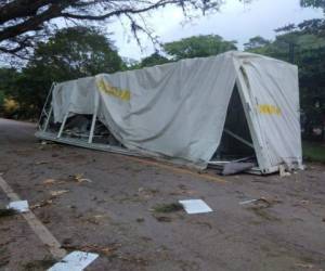 La rastra que transportaba uno de los módulos del hospital móvil de Juticalpa, Olancho, sufrió un accidente en el sector de La Talanquera.