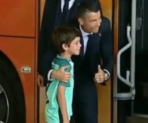 Momento en el cual CR7 se toma la fotografía con el pequeño. (Cortesía: Captura de pantalla)