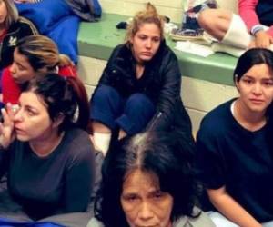 Joaquín Castro difundió un video en sus redes sociales en el que muestra mujeres inmigrantes detenidas en el centro de detención de la Patrulla Fronteriza en El Paso, Texas. Foto captura Twitter