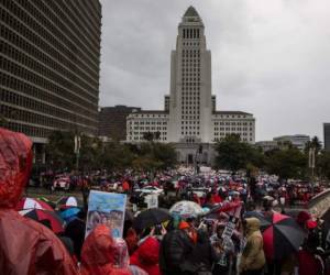 Unos 30,000 profesores de Los Ángeles abandonaron las aulas y bajo una torrencial lluvia protestaron en su primera huelga en más de tres décadas. (Foto: AFP)