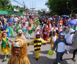 Los alumnos de los jardines de niños se robaron los aplausos de los ciudadanos. (Foto: El Heraldo Honduras)