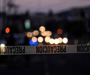 Algunos migrantes que intentan cruzar a Estados Unidos, sobre todo por el noreste de México, suelen ser víctimas de sicarios que los secuestran y extorsionan. En la imagen, una escena de crimen en Tijuana, Baja California. Foto: AFP.