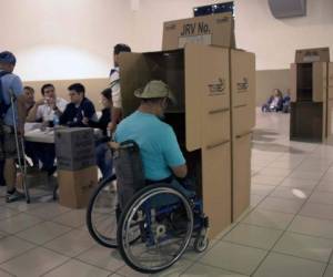 Un ciudadano emite su voto durante las elecciones presidenciales salvadoreñas en San Salvador, el 3 de febrero de 2019.