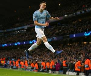 Phil Foden del Manchester City tras anotar el sexto gol del equipo ante Schalke en el partido de vuelta a los octavos de final de la Liga de Campeones en Manchester, Inglaterra, el martes 12 de marzo 2019. (AP Foto/Dave Thompson)