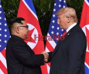 El líder de Corea del Norte Kim Jong Unsaluda al presidente estadounidense Donald Trump al comienzo de su histórica cumbre entre EE. UU. Y Corea del Norte. Foto: Agencia AFP.