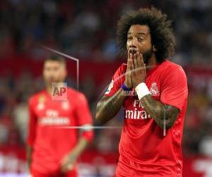 El brasileño Marcelo, del Real Madrid, se lamenta al final de un encuentro que su equipo perdió 3-0 ante el Sevilla en la Liga española. (Foto: AP)