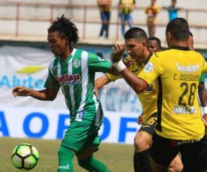 Víctor Moncada del Juticalpa FC en la marca de César Oseguera y Johny Leverón del Real España. Foto: El Heraldo