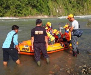 Rescatistas preparándose para buscar víctimas de un accidente en un puente sobre río. Foto: AP.